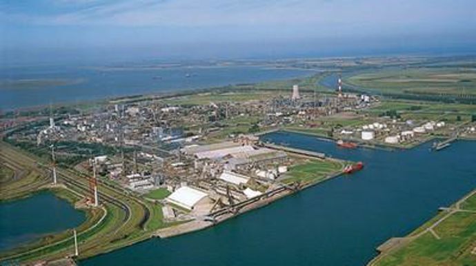 Avec 7 Mt d'engrais azotés et 3 Mt d'engrais phosphatés par an, EuroChem est le premier producteur russe d'engrais et le onzième mondial, ici le site d'Anvers.EUROCHEM