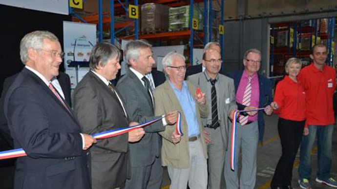 Le ruban inaugural a été coupé par Jacques Gréard, le maire de Sarceaux, entouré à gauche de Laurent Beauvais, président de la région Basse-Normandie et d'Argentan Intercom, et d'Arnaud Degoulet, président du groupe Agrial. © J.-C. BALLANDONNE Le ruban inaugural a été coupé par Jacques Gréard, le maire de Sarceaux, entouré à gauche de Laurent Beauvais, président de la région Basse-Normandie et d'Argentan Intercom, et d'Arnaud Degoulet, président du groupe Agrial. © J.-C. BALLANDONNE