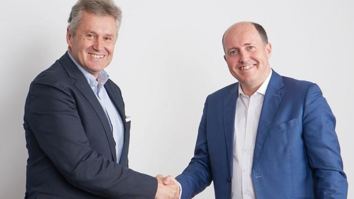 Thierry Blandinières, directeur général d'InVivo (à gauche) et Pierre-Christophe Duprat, président de la région Europe Moyen-Orient Afrique pour ADM, lors de la signature de l'accord de négociation, le 2 juillet à Paris.INVIVO