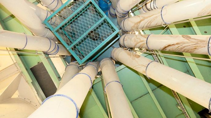 Le risque de contaminations croisées explique les réticences croissantes des usines d'aliments à mettre en oeuvre des prémélanges médicamenteux. S. CHAMPION