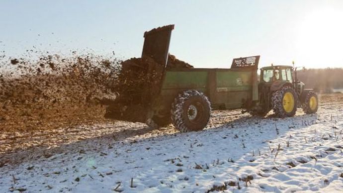 L'épandage des fertilisants azotés, quels qu'ils soient, devient interdit en zone vulnérable sur sols enneigés.C. WATIER