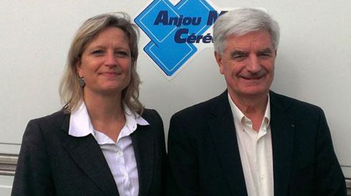 Sabine Guy vient de rejoindre, le 1er octobre, le négoce Anjou Maine céréales, dirigé par son père Pierre Guy, au moment de l'ouverture de capital à Terrena pour assurer l'avenir de l'entreprise. Sabine Guy vient de rejoindre, le 1er octobre, le négoce Anjou Maine céréales, dirigé par son père Pierre Guy, au moment de l'ouverture de capital à Terrena pour assurer l'avenir de l'entreprise.