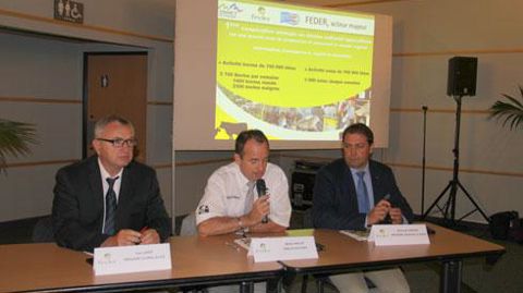 Yves Largy ( à gauche), président de Global et LCA, Michel Millot, directeur de Feder et Bertrand Laboisse, président de Feder et Socaviac, ont présenté les perspectives d'évolution de l'engraissement bovin. © M. ROQUE MARMEYS Yves Largy ( à gauche), président de Global et LCA, Michel Millot, directeur de Feder et Bertrand Laboisse, président de Feder et Socaviac, ont présenté les perspectives d'évolution de l'engraissement bovin. © M. ROQUE MARMEYS