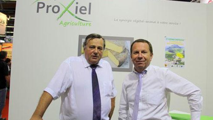 Jean-Yves Foucault, président de Limagrain (à droite) et Philippe Mangy, directeur de Proxiel, sur le stand de la nouvelle société au Sommet de l'élevage, le 3 octobre dernier. © M. ROQUE MARMEYS Jean-Yves Foucault, président de Limagrain (à droite) et Philippe Mangy, directeur de Proxiel, sur le stand de la nouvelle société au Sommet de l'élevage, le 3 octobre dernier. © M. ROQUE MARMEYS