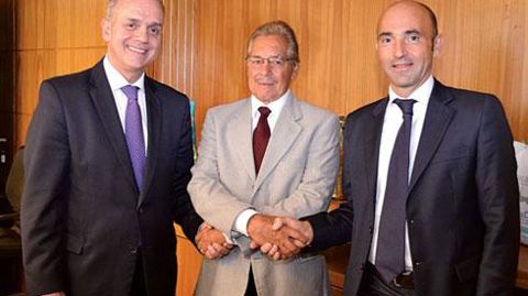 Nilton Perez (à gauche), directeur de la zone Amérique du Sud d'InVivo NSA, Dr Miranda, fondateur et actionnaire historique de Total Alimentos et Hubert de Roquefeuil, directeur général d'InVivo NSA, lors de la signature de l'acquisition. Nilton Perez (à gauche), directeur de la zone Amérique du Sud d'InVivo NSA, Dr Miranda, fondateur et actionnaire historique de Total Alimentos et Hubert de Roquefeuil, directeur général d'InVivo NSA, lors de la signature de l'acquisition. Nilton Perez (à gauche), directeur de la zone Amérique du Sud d'InVivo NSA, Dr Miranda, fondateur et actionnaire historique de Total Alimentos et Hubert de Roquefeuil, directeur général d'InVivo NSA, lors de la signature de l'acquisition. Nilton Perez (à gauche), directeur de la zone Amérique du Sud d'InVivo NSA, Dr Miranda, fondateur et actionnaire historique de Total Alimentos et Hubert de Roquefeuil, directeur général d'InVivo NSA, lors de la signature de l'acquisition.