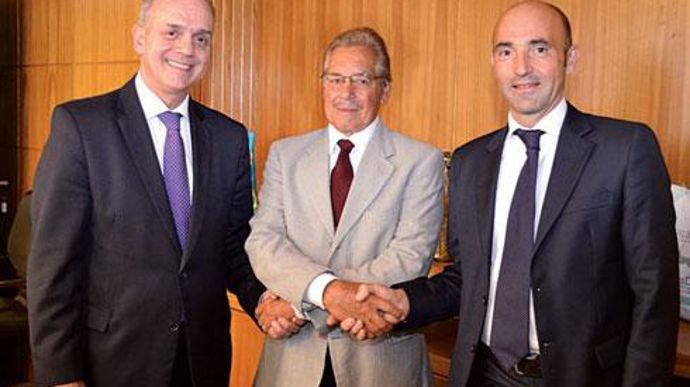 Nilton Perez (à gauche), directeur de la zone Amérique du Sud d'InVivo NSA, Dr Miranda, fondateur et actionnaire historique de Total Alimentos et Hubert de Roquefeuil, directeur général d'InVivo NSA, lors de la signature de l'acquisition. Nilton Perez (à gauche), directeur de la zone Amérique du Sud d'InVivo NSA, Dr Miranda, fondateur et actionnaire historique de Total Alimentos et Hubert de Roquefeuil, directeur général d'InVivo NSA, lors de la signature de l'acquisition.