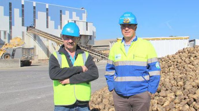 Jean-Michel Aune, directeur de la sucrerie Bourdon (à droite) et Christophe Ciecierski, responsable du service betteravier sur le site modernisé de la coopérative auvergnate. © M. ROQUE MARMEYS Jean-Michel Aune, directeur de la sucrerie Bourdon (à droite) et Christophe Ciecierski, responsable du service betteravier sur le site modernisé de la coopérative auvergnate. © M. ROQUE MARMEYS