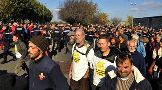 Après quatre heures de présence sur le site de recherche de Limagrain, les Faucheurs Volontaires ont quitté les lieux sans heurt. © R. BRUNEL/LA MONTAGNE Après quatre heures de présence sur le site de recherche de Limagrain, les Faucheurs Volontaires ont quitté les lieux sans heurt. © R. BRUNEL/LA MONTAGNE