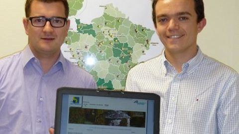 François Prunevieille (à gauche), responsable projet clients Olympe, et Gaël Vincent, responsable du pôle Olympe, présentent la nouvelle version du portail web Olympe qui alimente 25 entreprises du réseau Agridis à ce jour. François Prunevieille (à gauche), responsable projet clients Olympe, et Gaël Vincent, responsable du pôle Olympe, présentent la nouvelle version du portail web Olympe qui alimente 25 entreprises du réseau Agridis à ce jour.