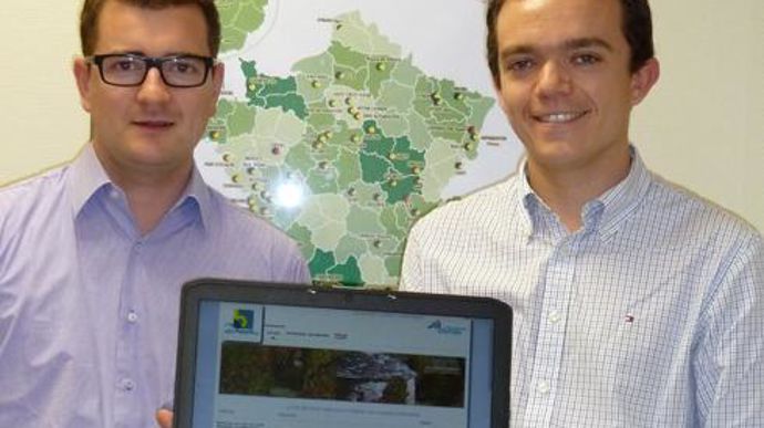 François Prunevieille (à gauche), responsable projet clients Olympe, et Gaël Vincent, responsable du pôle Olympe, présentent la nouvelle version du portail web Olympe qui alimente 25 entreprises du réseau Agridis à ce jour. François Prunevieille (à gauche), responsable projet clients Olympe, et Gaël Vincent, responsable du pôle Olympe, présentent la nouvelle version du portail web Olympe qui alimente 25 entreprises du réseau Agridis à ce jour.