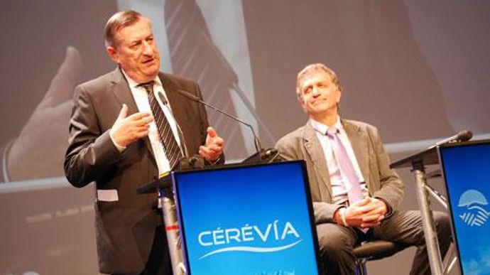 Dans son dernier bilan d'activité, Robert Bilbot, le directeur général de Cérévia sur le départ (ici aux côtés du président Didier Laurency), a indiqué que l'union de commercialisation pesait 7 % du marché français des céréales et 15 % de l'approvisionnement de la meunerie hexagonale en blé tendre. Dans son dernier bilan d'activité, Robert Bilbot, le directeur général de Cérévia sur le départ (ici aux côtés du président Didier Laurency), a indiqué que l'union de commercialisation pesait 7 % du m