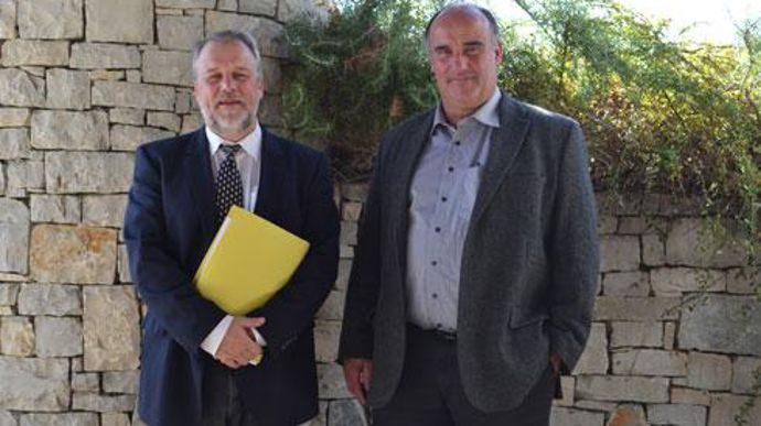 Olivier Gémin, directeur général (à gauche) et Sauveur Urrutiaguer, président de Lur Berri, présentent à leurs adhérents réunis en assemblée générale, le 21 novembre, des résultats en progression. © F. JACQUEMOUD Olivier Gémin, directeur général (à gauche) et Sauveur Urrutiaguer, président de Lur Berri, présentent à leurs adhérents réunis en assemblée générale, le 21 novembre, des résultats en progression. © F. JACQUEMOUD