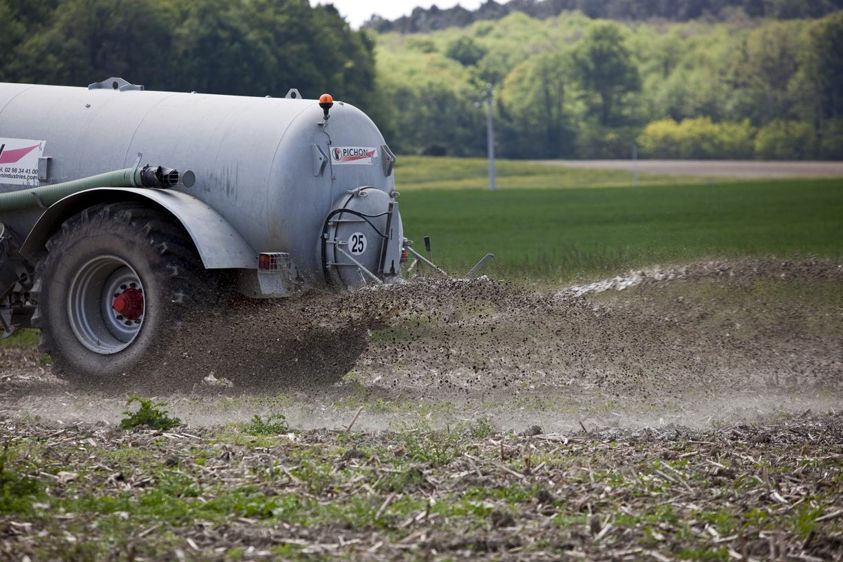 
						Épandage. Utiliser une buse palette revient à la volatilisation de  30 % de l’azote ammoniacal du lisier, partie assimilable par la plante. Le gaz ammoniac est un précurseur de polluants atmosphériques.
							© Christian Watier