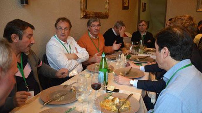 Une vingtaine de déjeuners à thème ont été proposés, facilitant le dialogue entre producteur, coopérative, distributeur et consommateur. Ici, le président de la coopérative de Boisseau, Patrick Durand (en orange), en train de discuter avec les responsables achats de McDonald's et d'Auchan (de dos). © A. RICHARD Une vingtaine de déjeuners à thème ont été proposés, facilitant le dialogue entre producteur, coopérative, distributeur et consommateur. Ici, le président de la coopérative de Boisseau, P