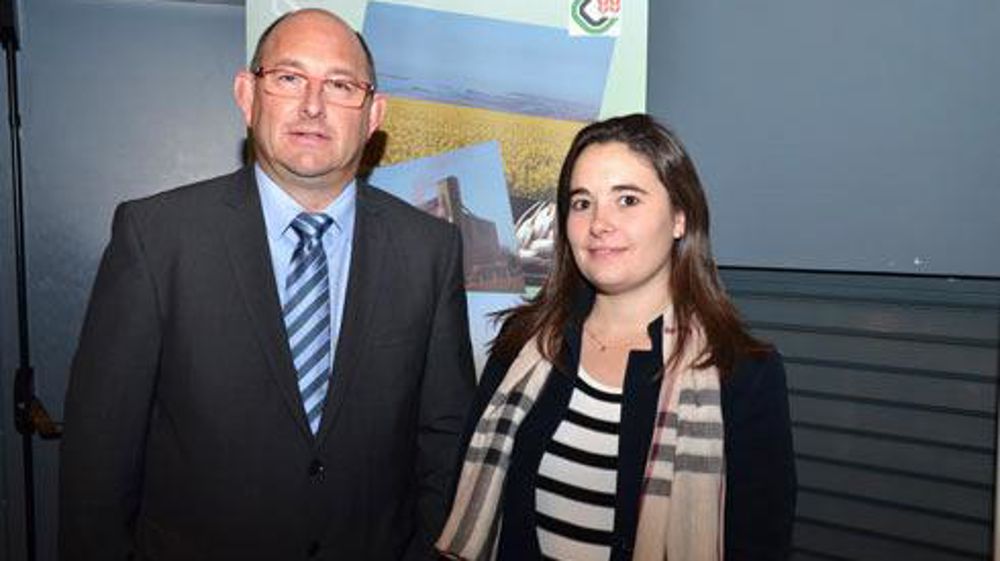 Stéphane Carel, directeur de la coopérative de Creully, et Emilie Drouet, responsable d'EquiOuest : « Nous voulons faire d'EquiOuest un intervenant majeur de la nutrition équine dans notre région. » © J.-C. BALLANDONNE Stéphane Carel, directeur de la coopérative de Creully, et Emilie Drouet, responsable d'EquiOuest : « Nous voulons faire d'EquiOuest un intervenant majeur de la nutrition équine dans notre région. » © J.-C. BALLANDONNE