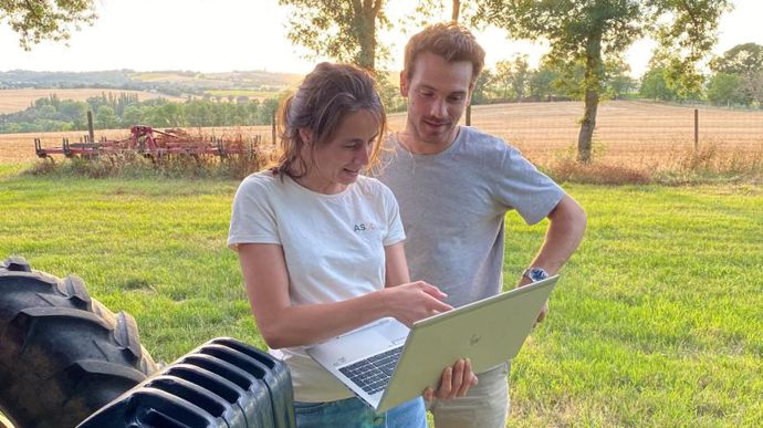 Le simulateur de la start-up Assolia accompagne les technico-commerciaux jusque sur le terrain afin de proposer un assolement pluriannuel personnalisé aux plus près des attentes des agriculteurs. En 30 secondes, l’intelligence artificielle suggère trois propositions d’assolements durables et rentables en fonction des précédents, des contraintes et objectifs des exploitations.