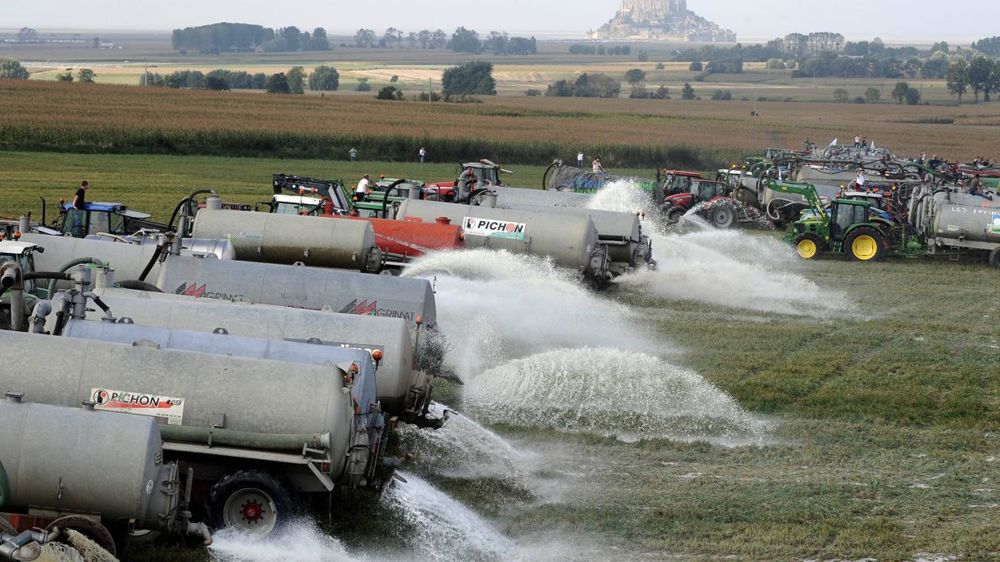PHOTOPQR/OUEST FRANCE/MAXPPP©PHOTOPQR/OUEST FRANCE/Stéphane GEUFROI ; Ardevon ; 18/09/2009 ; Cet après midi à Ardevon, près du Mont Saint-Michel, environ un millier d'agriculteurs et près de 250 tracteurs ont épandu entre 2 et 3 millions de litres de lait dans un champs. PHOTOPQR/OUEST FRANCE/MAXPPP©PHOTOPQR/OUEST FRANCE/Stéphane GEUFROI ; Ardevon ; 18/09/2009 ; Cet après midi à Ardevon, près du Mont Saint-Michel, environ un millier d'agriculteurs et près de 250 tracteurs ont épandu entre 2 et 3 millions de litres de lait dans un champs.
