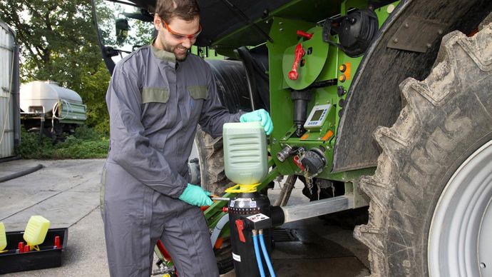 Le système de transfert fermé easyconnect est composé de deux éléments complémentaires : un connecteur relié au pulvérisateur et un bouchon spécifique prémonté sur le bidon.