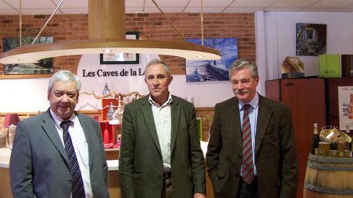 Jean-Michel Mignot, directeur général de la CAPL (à gauche), Bernard Belouard, président, Patrick Brémaud, directeur général adjoint, ont présenté un exercice 2013-2014 marqué par un fort développement externe. © A. MABIRE Jean-Michel Mignot, directeur général de la CAPL (à gauche), Bernard Belouard, président, Patrick Brémaud, directeur général adjoint, ont présenté un exercice 2013-2014 marqué par un fort développement externe. © A. MABIRE