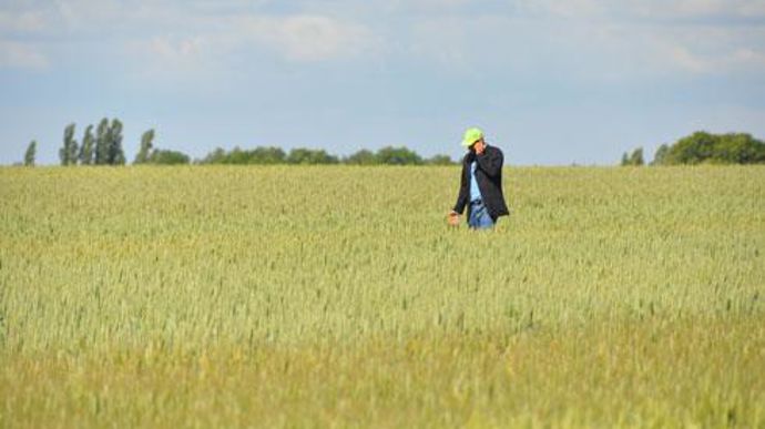S'il rencontre un problème, l'agriculteur peut immédiatement téléphoner au centre d'appels ouvert de 8 h à 18 h pour obtenir une réponse. S'il rencontre un problème, l'agriculteur peut immédiatement téléphoner au centre d'appels ouvert de 8 h à 18 h pour obtenir une réponse.