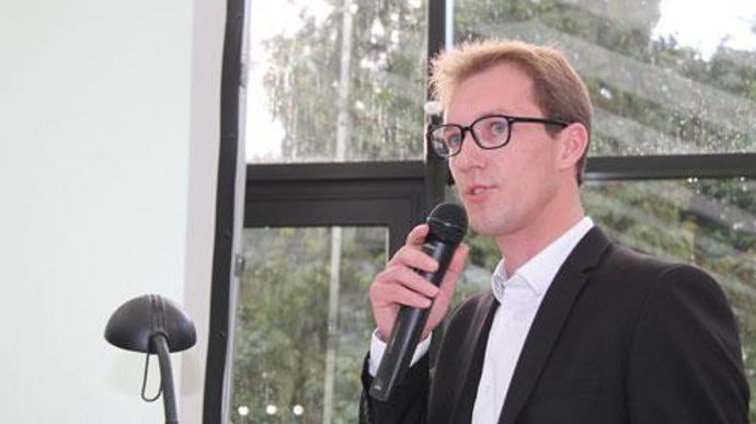 Jean-François Florin prendra la direction de Sana Terra le 1er juillet prochain. Il s'occupait jusqu'à présent de l'activité pommes de terre et céréales au sein de la coopérative. Jean-François Florin prendra la direction de Sana Terra le 1er juillet prochain. Il s'occupait jusqu'à présent de l'activité pommes de terre et céréales au sein de la coopérative.