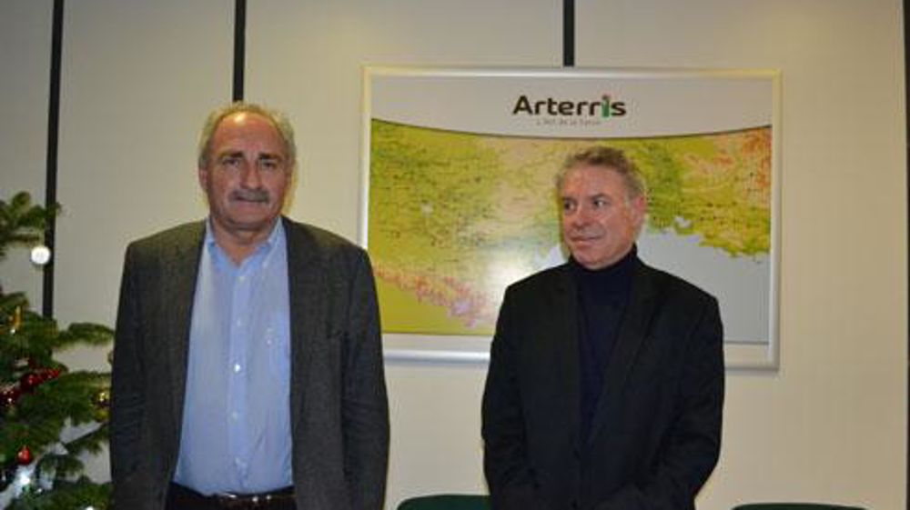 Jean-François Renoux, président d'Arterris (à gauche) et Jacques Logié, directeur général, ont détaillé aux adhérents du groupe les différents projets de rapprochements et de fusions avec d'autres coopératives du sud de la France. © F. JACQUEMOUD Jean-François Renoux, président d'Arterris (à gauche) et Jacques Logié, directeur général, ont détaillé aux adhérents du groupe les différents projets de rapprochements et de fusions avec d'autres coopératives du sud de la France. © F. JACQUEMOUD Jean-François Renoux, président d'Arterris (à gauche) et Jacques Logié, directeur général, ont détaillé aux adhérents du groupe les différents projets de rapprochements et de fusions avec d'autres coopératives du sud de la France. © F. JACQUEMOUD Jean-François Renoux, président d'Arterris (à gauche) et Jacques Logié, directeur général, ont détaillé aux adhérents du groupe les différents projets de rapprochements et de fusions avec d'autres coopératives du sud de la France. © F. JACQUEMOUD