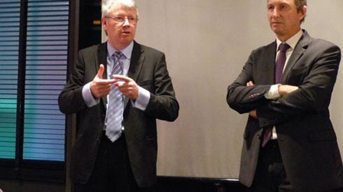 « C'est au prix de nos investissements dans la logistique, les outils de transformation et dans la R & D que l'on pourra pérenniser la production de nos adhérents », a déclaré Jean-François Loiseau, président d'Axéréal, aux côtés du directeur général, Philippe de Raynal. © R. FOURREAUX « C'est au prix de nos investissements dans la logistique, les outils de transformation et dans la R & D que l'on pourra pérenniser la production de nos adhérents », a déclaré Jean-François Loiseau, président d'Ax