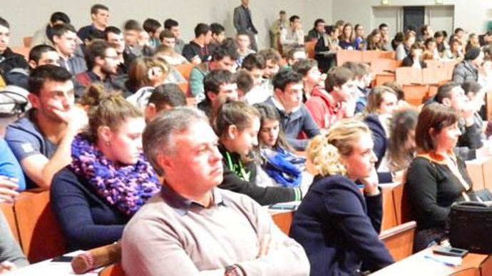 Le matin, trois ateliers thématiques ont permis d'aborder la gouvernance, l'impact de la coopération sur un territoire et la stratégie de filière. L'après-midi, quatre groupes ont visité Landadour Kiwi, la Cuma de Saint-Paul-les-Dax, la coopérative Foie gras de Chalosse et Maïsadour.  Le matin, trois ateliers thématiques ont permis d'aborder la gouvernance, l'impact de la coopération sur un territoire et la stratégie de filière. L'après-midi, quatre groupes ont visité Landadour Kiwi, la Cuma de 