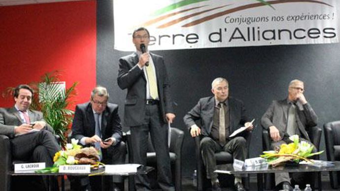 De gauche à droite, Guillaume Lacroix, chargé de l'agriculture au Conseil général de l'Ain, Denis Rougeaux et Jean Ray, respectivement directeur et président de Terre d'Alliances, Thierry Josserand et Gérard Borel, vice-présidents. © A. BREHIER De gauche à droite, Guillaume Lacroix, chargé de l'agriculture au Conseil général de l'Ain, Denis Rougeaux et Jean Ray, respectivement directeur et président de Terre d'Alliances, Thierry Josserand et Gérard Borel, vice-présidents. © A. BREHIER