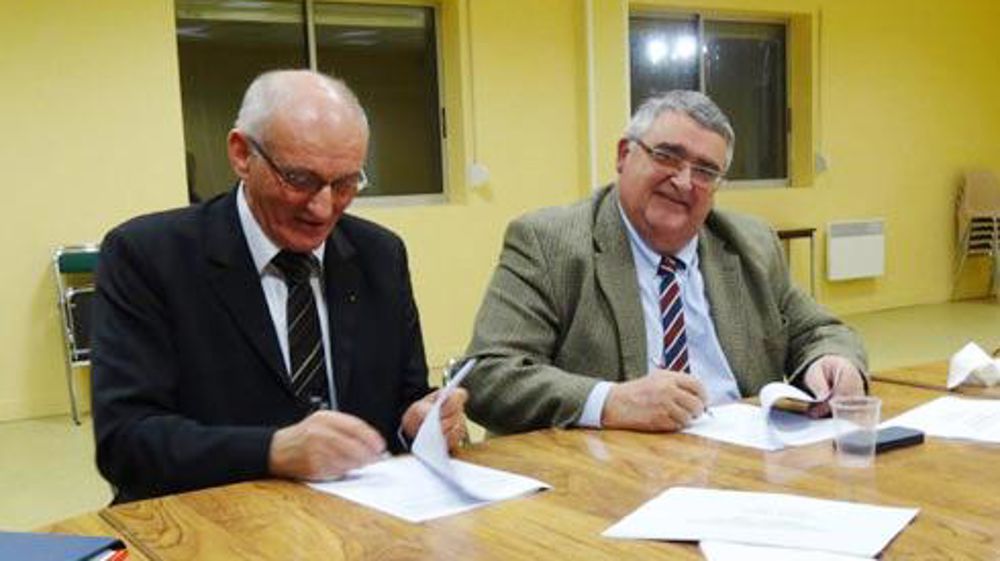 Le 7 janvier dernier, Bernard Cannesson (à gauche) et Jean-Jacques Prévost, présidents respectifs des sociétés Vertdis et Depréaux, ont signé un protocole d'accord visant à officialiser la collaboration des deux réseaux annoncée en novembre dernier. Le 7 janvier dernier, Bernard Cannesson (à gauche) et Jean-Jacques Prévost, présidents respectifs des sociétés Vertdis et Depréaux, ont signé un protocole d'accord visant à officialiser la collaboration des deux réseaux annoncée en novembre dernier. Le 7 janvier dernier, Bernard Cannesson (à gauche) et Jean-Jacques Prévost, présidents respectifs des sociétés Vertdis et Depréaux, ont signé un protocole d'accord visant à officialiser la collaboration des deux réseaux annoncée en novembre dernier. Le 7 janvier dernier, Bernard Cannesson (à gauche) et Jean-Jacques Prévost, présidents respectifs des sociétés Vertdis et Depréaux, ont signé un protocole d'accord visant à officialiser la collaboration des deux réseaux annoncée en novembre dernier.