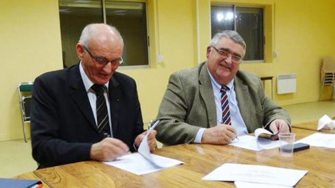 Le 7 janvier dernier, Bernard Cannesson (à gauche) et Jean-Jacques Prévost, présidents respectifs des sociétés Vertdis et Depréaux, ont signé un protocole d'accord visant à officialiser la collaboration des deux réseaux annoncée en novembre dernier. Le 7 janvier dernier, Bernard Cannesson (à gauche) et Jean-Jacques Prévost, présidents respectifs des sociétés Vertdis et Depréaux, ont signé un protocole d'accord visant à officialiser la collaboration des deux réseaux annoncée en novembre dernier.