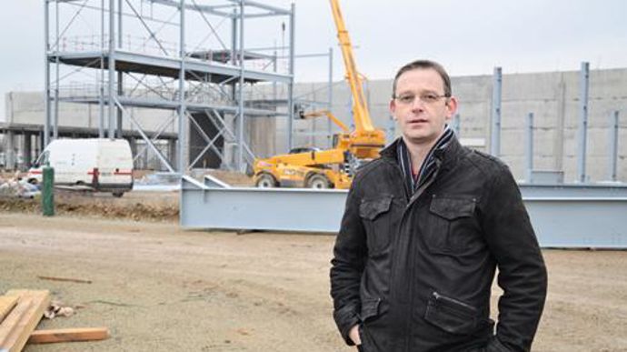 Philippe Vincent, directeur céréales et semences d'Agrial, devant la nouvelle station en construction. © J.-C. BALLANDONNE Philippe Vincent, directeur céréales et semences d'Agrial, devant la nouvelle station en construction. © J.-C. BALLANDONNE