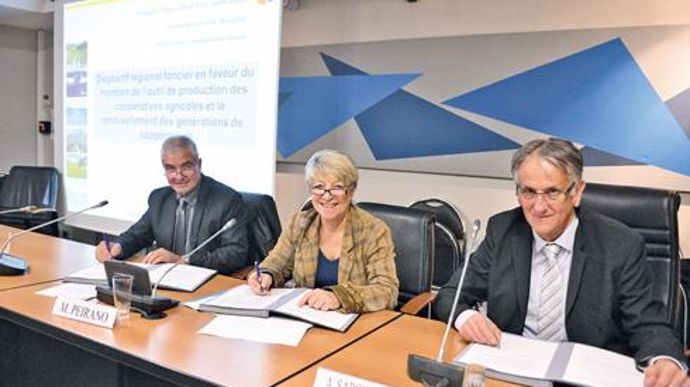 Joël Reynaud, président de Coop de France Alpes Méditerranée, Mireille Peirano, vice-présidente de la région, et Alain Sabonnadière, président de la Safer Paca, ont signé une convention de partenariat pour le maintien du potentiel des coopératives agricoles, le 18 mars dernier. © J.-P. Garufi Joël Reynaud, président de Coop de France Alpes Méditerranée, Mireille Peirano, vice-présidente de la région, et Alain Sabonnadière, président de la Safer Paca, ont signé une convention de partenariat pour 