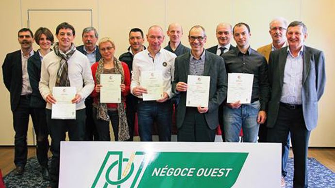 Yves Chandesris (à droite), directeur de Négoce Ouest et derrière lui, Jean-Yves Moisdon, le nouveau président depuis mars, avec les premiers certifiés phytos. Yves Chandesris (à droite), directeur de Négoce Ouest et derrière lui, Jean-Yves Moisdon, le nouveau président depuis mars, avec les premiers certifiés phytos.