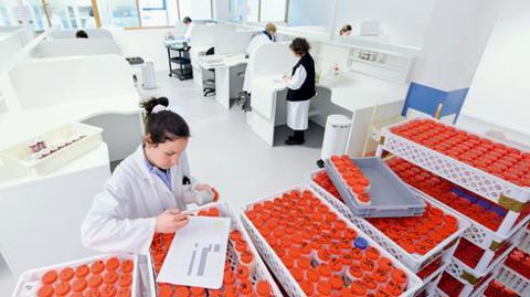 Les techniciens de laboratoire ont participé à l'ergonomie de leur espace de travail. © INVIVO Les techniciens de laboratoire ont participé à l'ergonomie de leur espace de travail. © INVIVO