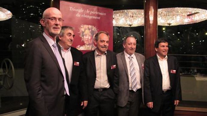 Pierre-Yves Pennarun (à gauche), Eric Schlusselhuber, Christophe Dequidt, Michel Bonneau et Yves Goetz, lors de la soirée anniversaire qui a réuni 180 personnes sur la Seine, à Paris. © H. LAURANDEL Pierre-Yves Pennarun (à gauche), Eric Schlusselhuber, Christophe Dequidt, Michel Bonneau et Yves Goetz, lors de la soirée anniversaire qui a réuni 180 personnes sur la Seine, à Paris. © H. LAURANDEL
