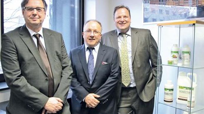 De gauche à droite : Jean-Michel Duhamel, directeur commercial monde, Marc Loré, directeur Europe, Afrique et Moyen-Orient, et James Bristow, PDG de Rotam CropSciences. © R. FOURREAUX De gauche à droite : Jean-Michel Duhamel, directeur commercial monde, Marc Loré, directeur Europe, Afrique et Moyen-Orient, et James Bristow, PDG de Rotam CropSciences. © R. FOURREAUX