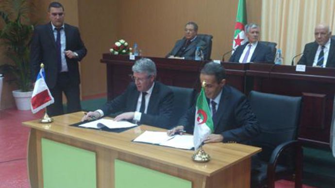 Jean-François Loiseau, président d'Axéréal, et Mohamed Belabdi, DG de l'OAIC, ont signé le 11 avril un protocole d'accord en matière de semences. Jean-François Loiseau, président d'Axéréal, et Mohamed Belabdi, DG de l'OAIC, ont signé le 11 avril un protocole d'accord en matière de semences.