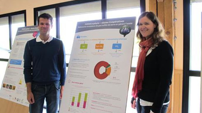 Guillaume Py et Estelle Thibaut, chez InVivo, venus présenter chez Vivescia, les résultats compilés de 99 exploitations. Bilan positif pour les gaz à effet de serre : 86 % de la référence. Guillaume Py et Estelle Thibaut, chez InVivo, venus présenter chez Vivescia, les résultats compilés de 99 exploitations. Bilan positif pour les gaz à effet de serre : 86 % de la référence.