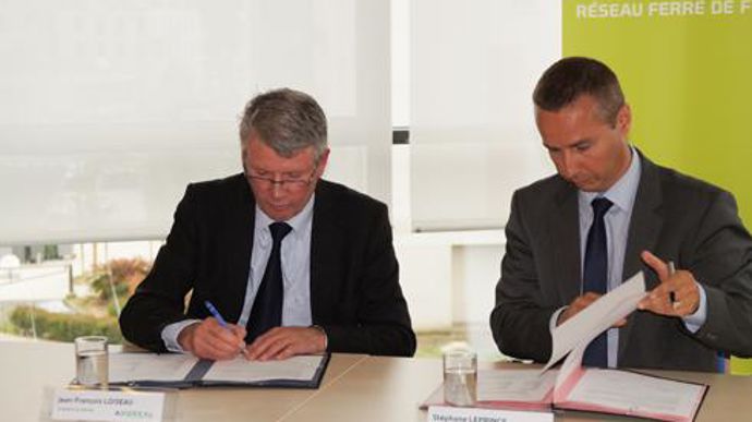 Jean-François Loiseau, président d'Axéréal, et Stéphane Leprince, directeur RFF de la région Centre, ont signé une convention pour maintenir le réseau de rails en état. © AXEREAL Jean-François Loiseau, président d'Axéréal, et Stéphane Leprince, directeur RFF de la région Centre, ont signé une convention pour maintenir le réseau de rails en état. © AXEREAL