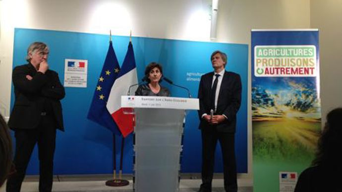 Stéphane Le Foll et Marion Guillou ont présenté les conclusions du rapport sur l'agroécologie, en présence d'Hervé Guyomard. © M. COISNE Stéphane Le Foll et Marion Guillou ont présenté les conclusions du rapport sur l'agroécologie, en présence d'Hervé Guyomard. © M. COISNE