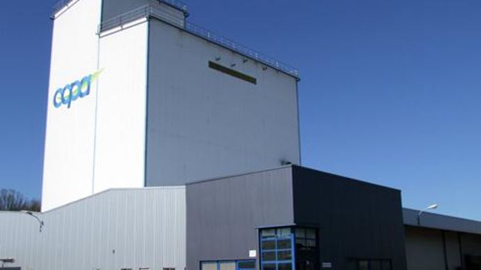 Le laboratoire Deltavit dispose désormais d'un espace de travail de 1 400 m2 (avec son extension au premier plan), et traite 43 000 échantillons par an. Le laboratoire Deltavit dispose désormais d'un espace de travail de 1 400 m2 (avec son extension au premier plan), et traite 43 000 échantillons par an.