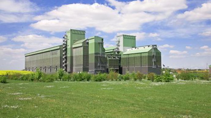 Les silos jumeaux du site de Sainte-Gemme-la-Plaine du groupe Cavac. Les silos jumeaux du site de Sainte-Gemme-la-Plaine du groupe Cavac.
