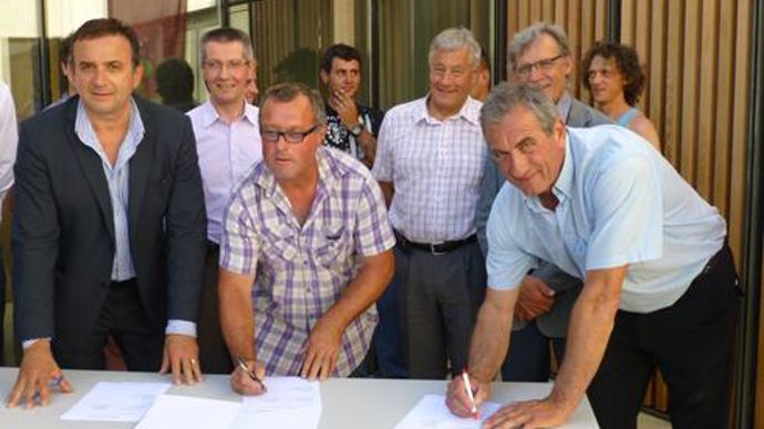 Au premier rang et de gauche à droite, Luc Frayssinet (PDG de Frayssinet), Jean-François Laville (membre du bureau de Natura'pro), André Mercier (président d'Uvica). Au deuxième rang, Sylvain Robinet, (DGA de Natura'pro), Marc Pérard (DG de Natura'pro) et Denis Roume (directeur d'Uvica). Au premier rang et de gauche à droite, Luc Frayssinet (PDG de Frayssinet), Jean-François Laville (membre du bureau de Natura'pro), André Mercier (président d'Uvica). Au deuxième rang, Sylvain Robinet, (DGA de Na