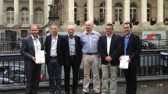 Devant le Palais Brongniart, place de la Bourse, à Paris, Christophe Vinet (à gauche) et Ludovic Brindejonc (à droite), de la société Agri-Ethique France, entourent des meuniers, industriels et agriculteurs engagés dans la démarche. © CAVAC Devant le Palais Brongniart, place de la Bourse, à Paris, Christophe Vinet (à gauche) et Ludovic Brindejonc (à droite), de la société Agri-Ethique France, entourent des meuniers, industriels et agriculteurs engagés dans la démarche. © CAVAC