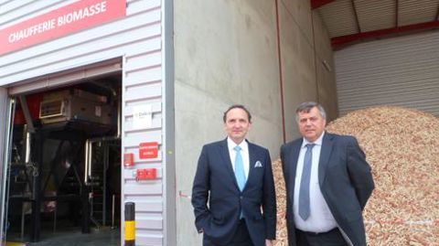 Jean-Yves Foucault, président de Limagrain et Franck Lacroix, président de Dalkia, devant la chaudière à rafles de maïs, sur le site de Limagrain céréales ingrédients, à Ennezat (Puy-de-Dôme). © M. ROQUE-MARMEYS Jean-Yves Foucault, président de Limagrain et Franck Lacroix, président de Dalkia, devant la chaudière à rafles de maïs, sur le site de Limagrain céréales ingrédients, à Ennezat (Puy-de-Dôme). © M. ROQUE-MARMEYS