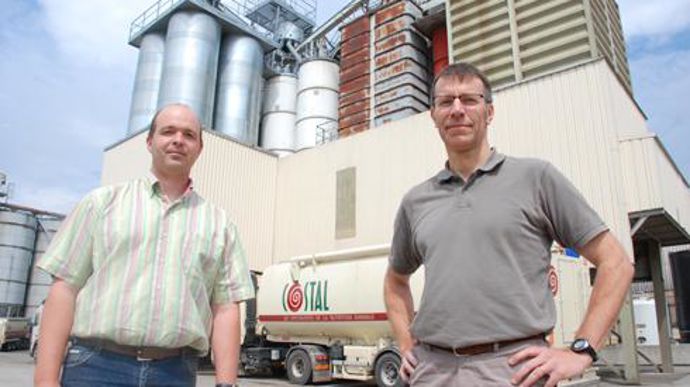 Le directeur de Lorial, Laurent Thiaucourt (ici à droite en compagnie d'un technicien de Costal), attend d'une nouvelle organisation des flux une diminution de 10 % des coûts logistiques. © C. REIBEL Le directeur de Lorial, Laurent Thiaucourt (ici à droite en compagnie d'un technicien de Costal), attend d'une nouvelle organisation des flux une diminution de 10 % des coûts logistiques. © C. REIBEL