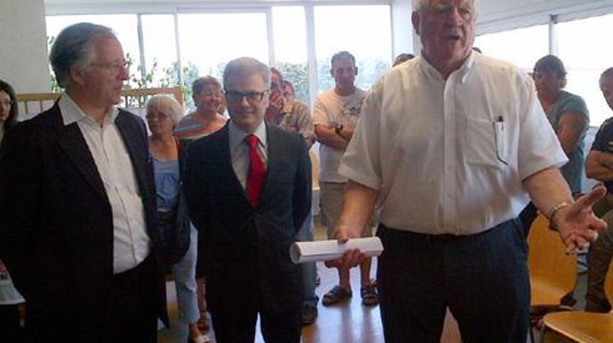 Frédéric Smith (fondateur d'Investeam), l'avocat de Laurent Spanghero, Christophe Lèguevaques, et Laurent Spanghero devant les salariés de l'entreprise le 5 juillet. Frédéric Smith (fondateur d'Investeam), l'avocat de Laurent Spanghero, Christophe Lèguevaques, et Laurent Spanghero devant les salariés de l'entreprise le 5 juillet.