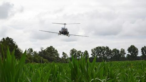 L'hélicoptère traite 30 hectares en 15 minutes. Ses rampes de distribution déposent tous les 10 mètres quatre capsules de trichogrammes, distantes de 8 mètres, soit 100 capsules par hectare. © F. JACQUEMOUD L'hélicoptère traite 30 hectares en 15 minutes. Ses rampes de distribution déposent tous les 10 mètres quatre capsules de trichogrammes, distantes de 8 mètres, soit 100 capsules par hectare. © F. JACQUEMOUD