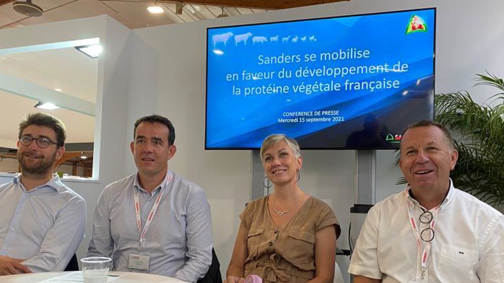 Philippe Manry, directeur Sanders (à droite), Sophie Thouénon, directrice Alinat (Sanders Bio), Dominique Breton, directeur zone Bretagne, Jean-Côme Lagrée, directeur zone Ouest, au Space 2021 à Rennes, le 15 septembre. © Y. BOLOH